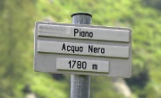 60 Con bella discesa arrivo ai Piani del'Acqua Nera, sotto il Passo di Verrobbio...